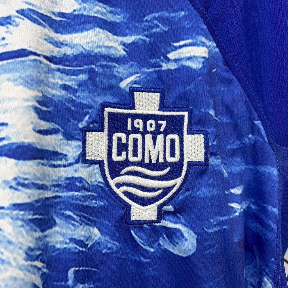 Maillot de football Le 12 -ème Maillot Como 2025-26, maillot sportif blanc avec détails bleus et logo de l'équipe.