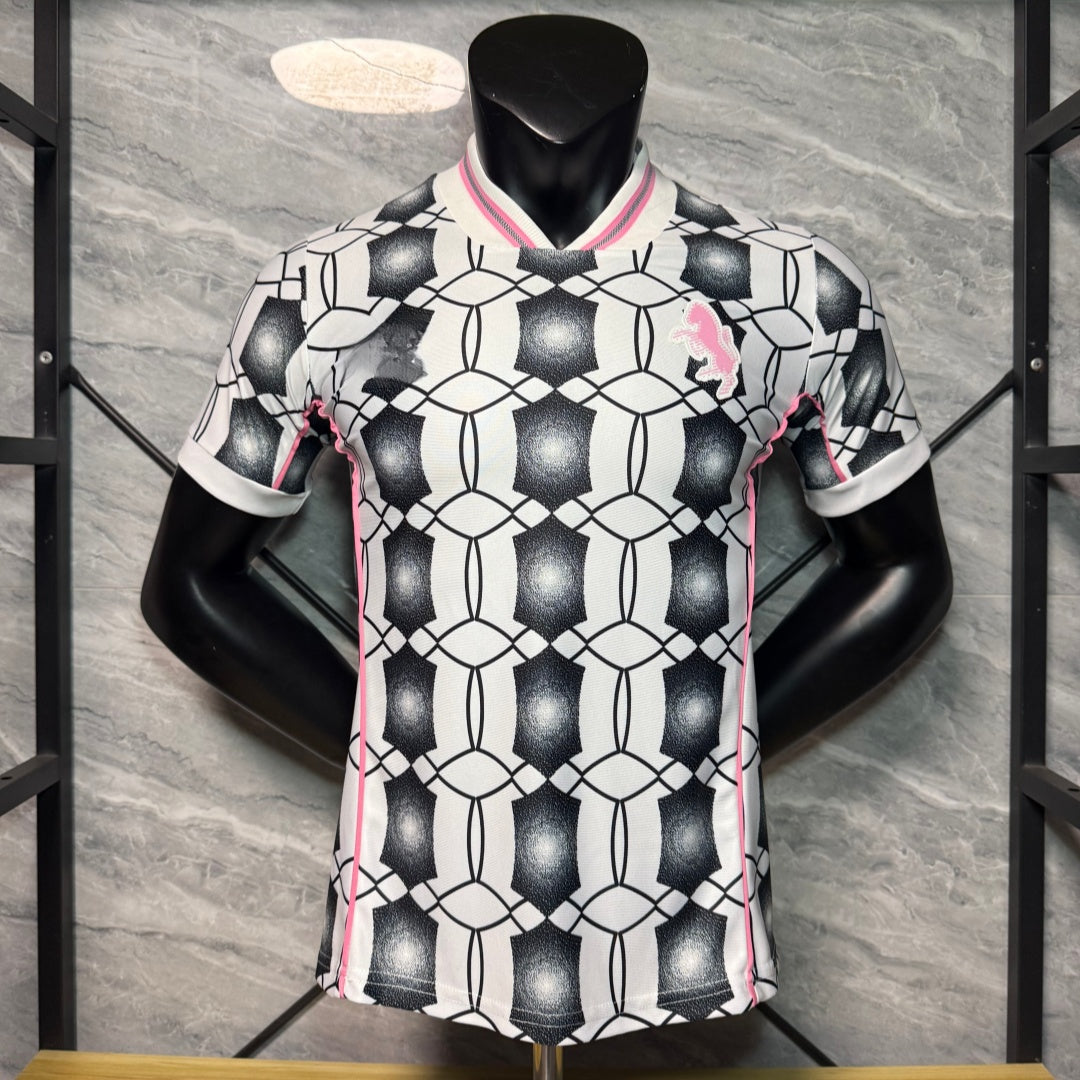 Maillot 25/26 Juventus Le 12 -ème Maillot, maillot de joueur avec logo et numéros, tissu en polyester blanc et noir.