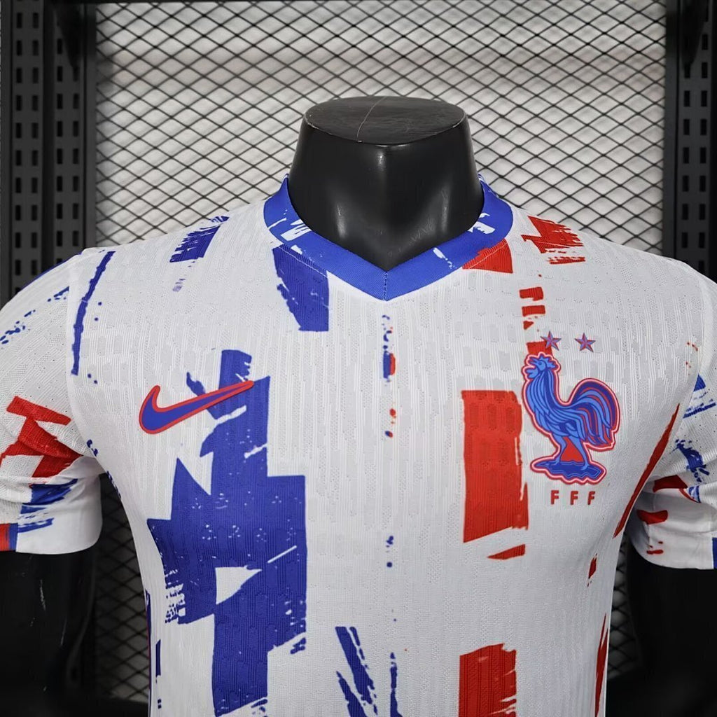 Maillot France Concept 2026 de Le 12 -ème Maillot, logo France et design moderne, porté par un mannequin.