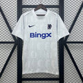 Maillot d'entraînement Chelsea 25/26 de la marque Le 12ème Maillot, vue de face avec logo et détails du maillot.