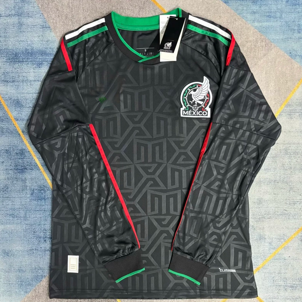 Maillot à manches longues Mexique 25/26 Le 12 -ème Maillot, jersey de football avec logos et détails colorés.
