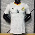 Maillot de football Ghana blanc 25/26 Le 12 -ème Maillot porté par un joueur, vue de face.