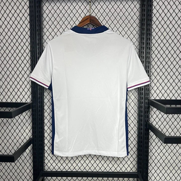 Maillot Angleterre EURO 2024 Le 12 -ème Maillot, devant avec logo et détails en blanc et rouge, tissu sportif adapté au football.