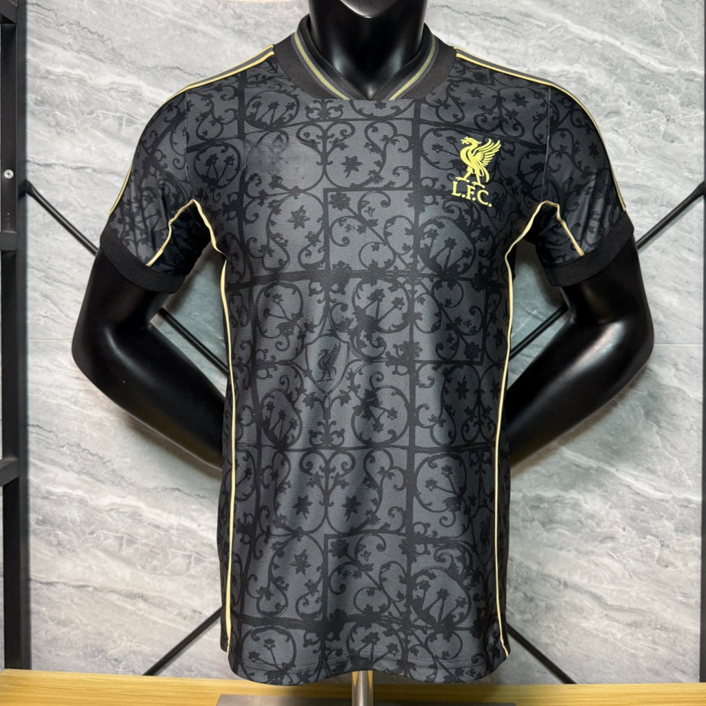 Maillot de football Liverpool Spécial black 25/26 Le 12-ème Maillot, maillot de joueur avec logo et détails noirs.