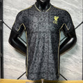 Maillot de football Liverpool Spécial black 25/26 Le 12-ème Maillot, maillot de joueur avec logo et détails noirs.
