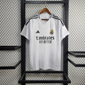 Maillot domicile Real Madrid 2024/25 Le 12 -ème Maillot, maillot de football blanc avec logo et détails en bleu.