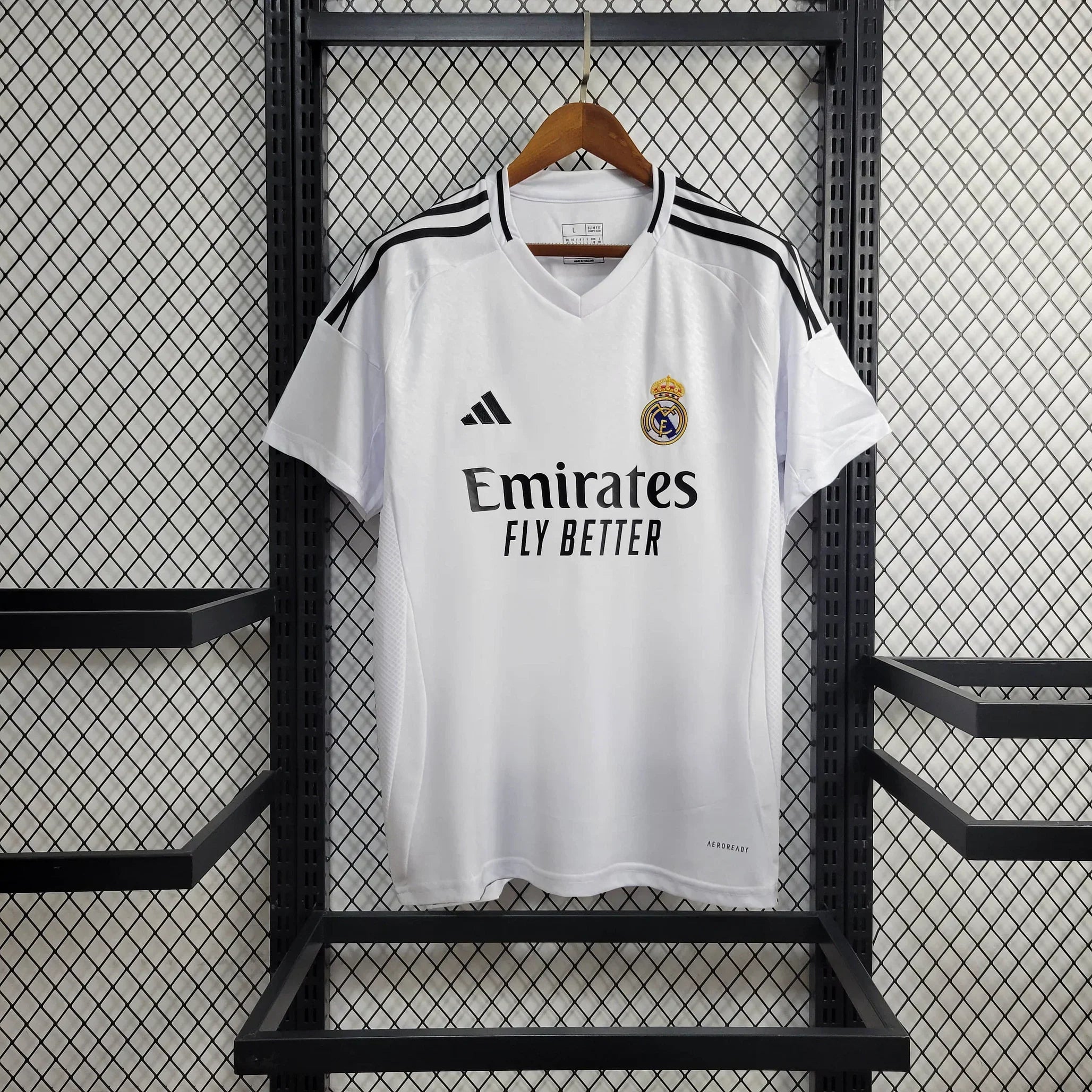 Maillot domicile Real Madrid 2024/25 Le 12 -ème Maillot, maillot de football blanc avec logo et détails en bleu.