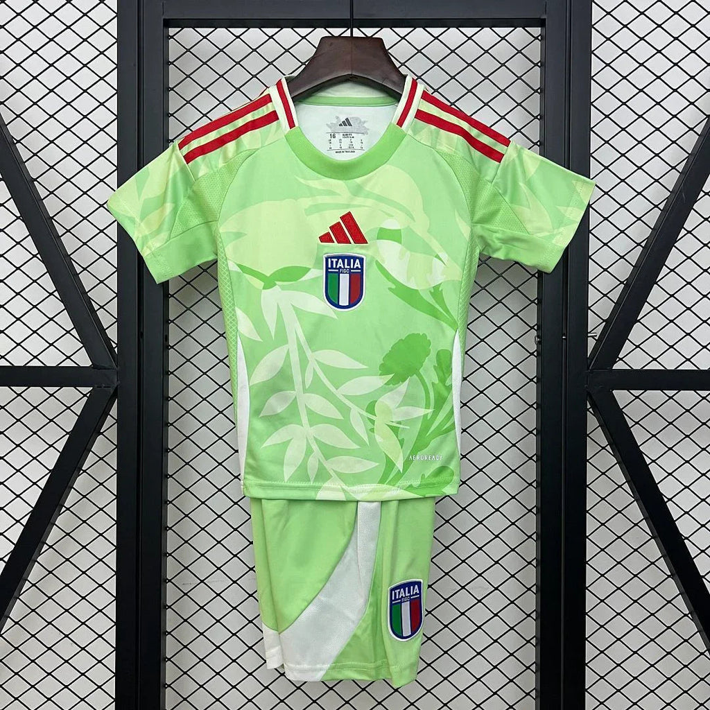 Kit enfant extérieur Italie 2025 Le 12 -ème Maillot, maillot et accessoires pour sport en extérieur, couleurs vives et logo visible.