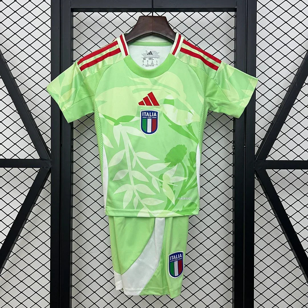 Kit enfant extérieur Italie 2025 Le 12 -ème Maillot, maillot et accessoires pour sport en extérieur, couleurs vives et logo visible.