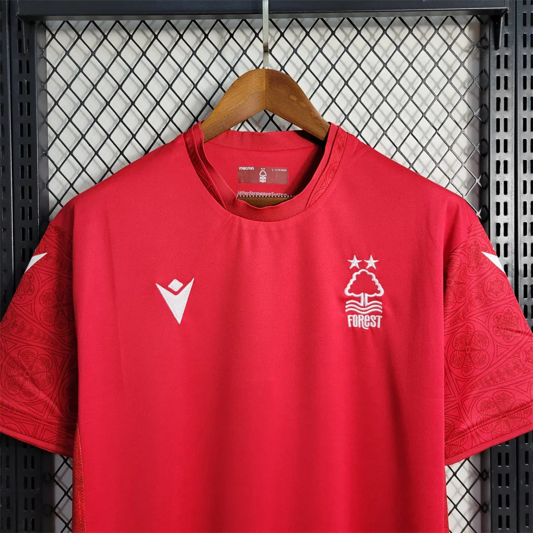 Maillot Nottingham Forest 2022-23 Le 12 -ème Maillot, devant avec logo et détails rouges et blancs, vue de face.