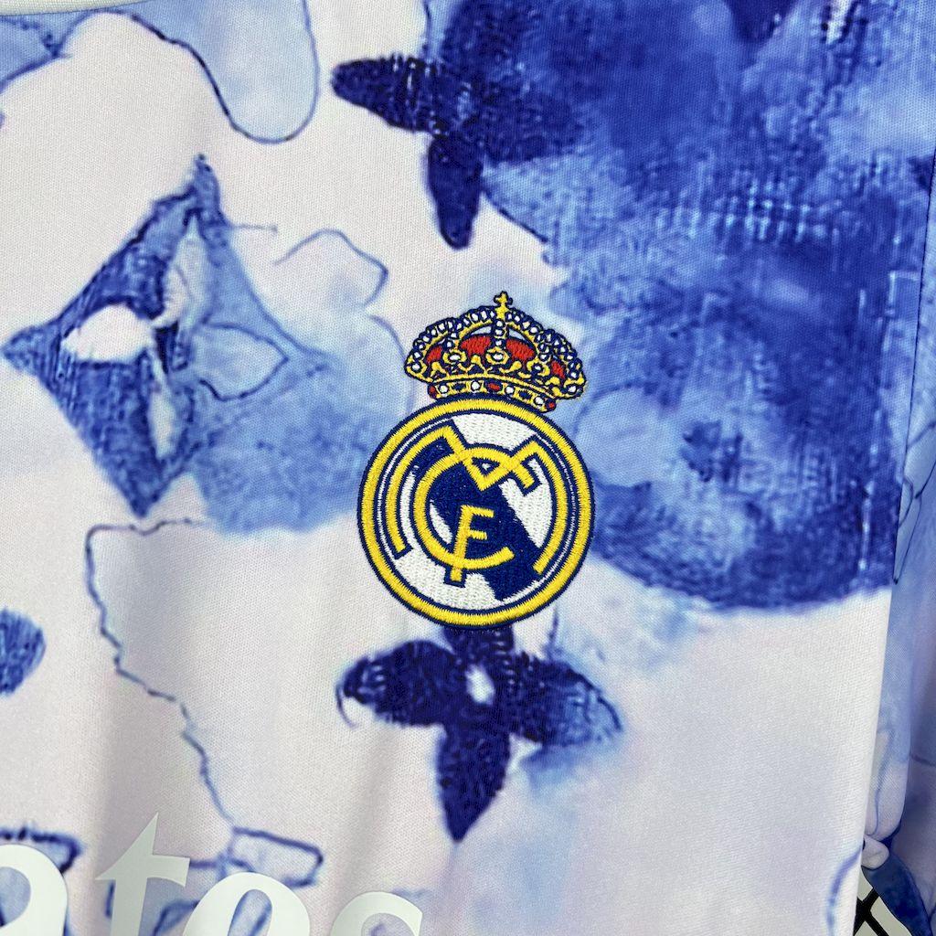 Maillot concept Real Madrid 2025-26 de la marque Le 12-ème Maillot, vue de face avec logo et design futuriste.