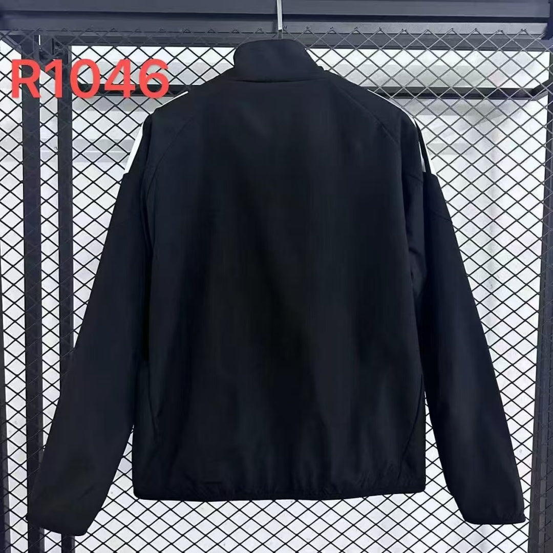 Veste coupe-vent réversible Le 12 -ème Maillot Juventus avec logo et détails en gris et noir, vue de face.