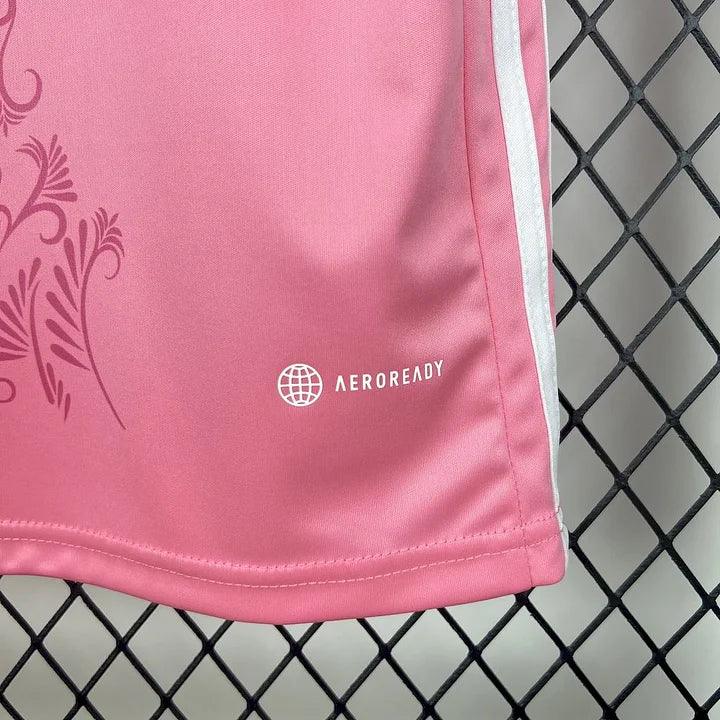 Maillot de football Algérie rose 2025-2026, Le 12 -ème Maillot, vue du devant avec logo et détails colorés.