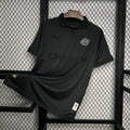 Maillot Olympique de Marseille 125 ans 2024-2025 noir, Le 12 -ème Maillot, design avec logo OM et détails dorés.