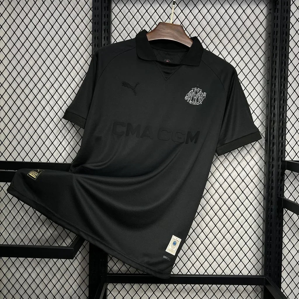 Maillot Olympique de Marseille 125 ans 2024-2025 noir, Le 12 -ème Maillot, design avec logo OM et détails dorés.