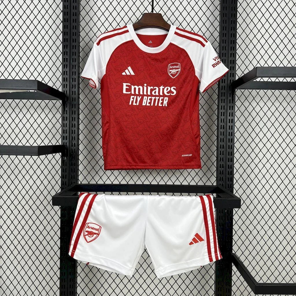 Kit enfant Arsenal 2025-26 de Le 12 -ème Maillot, maillot et short avec logo du club, couleurs rouges et blanc.