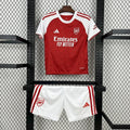 Kit enfant Arsenal 2025-26 de Le 12 -ème Maillot, maillot et short avec logo du club, couleurs rouges et blanc.