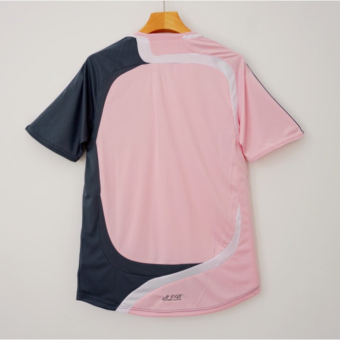 Maillot rétro Benfica 2007-2008, rose, de la marque Le 12 -ème Maillot, vue de face avec logo et détails du design