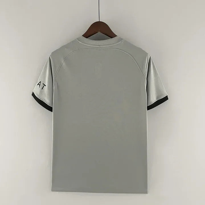 Maillot extérieur du Paris Saint-Germain 2022/23 Le 12ème Maillot, en tissu bleu avec logos et détails de l'équipe.