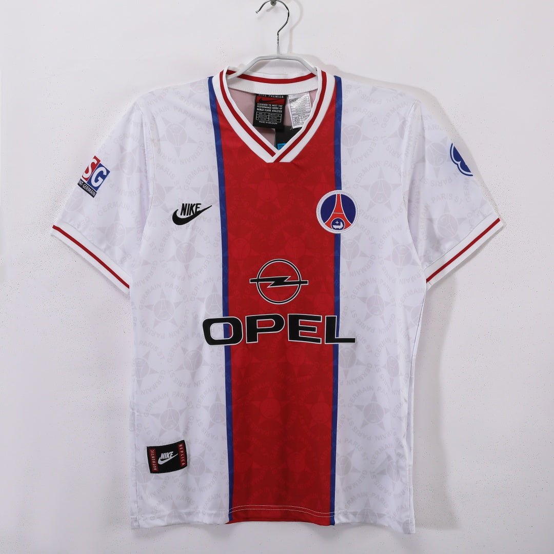 Maillot extérieur rétro PSG 1995-1996 Le 12-ème Maillot, maillot de football vintage bleu avec logo et détails anciens.