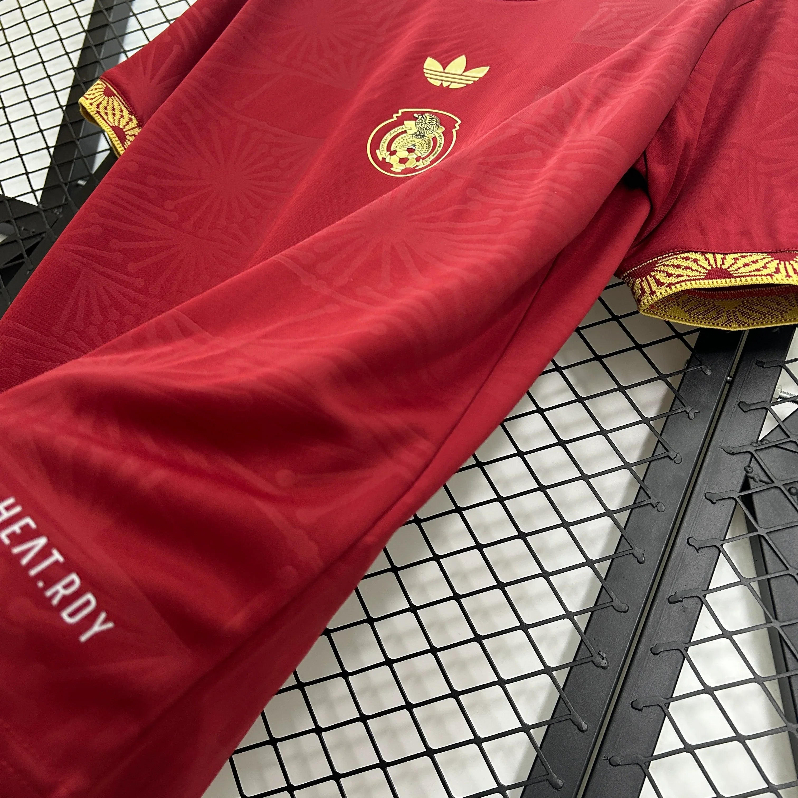 Maillot de football Mexique Concept Rouge 2025 de la marque Le 12 -ème Maillot, vue de face avec détails du design rouge.