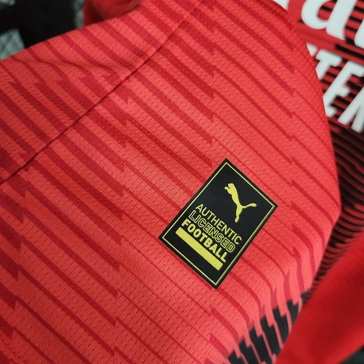 Maillot domicile AC Milan saison 2023-2024 Le 12 -ème Maillot, maillot de football rouge et noir avec logo du club.