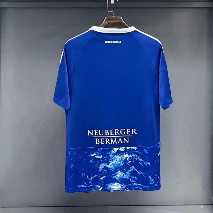 Maillot 25/26 Como Domicile de Le 12 -ème Maillot, maillot de football blanc et bleu avec logo et détails de l'équipe.