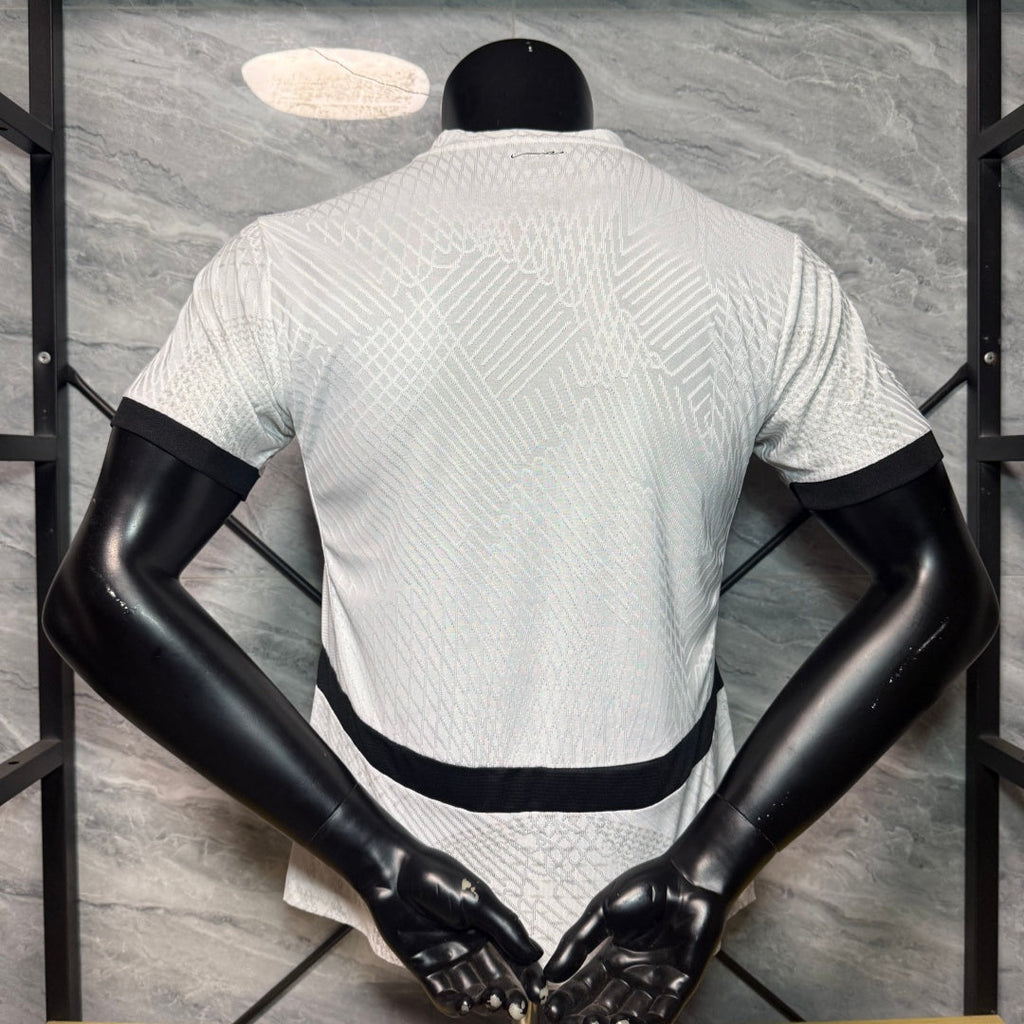 Maillot blanc de l'Égypte 2024/2025 de Le 12 -ème Maillot, joueur porté, détails du design sur le vêtement.