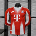 Maillot Bayern Munich manches longues 2025-26 de Le 12 -ème Maillot, vue de face avec logo et détails du tissu.