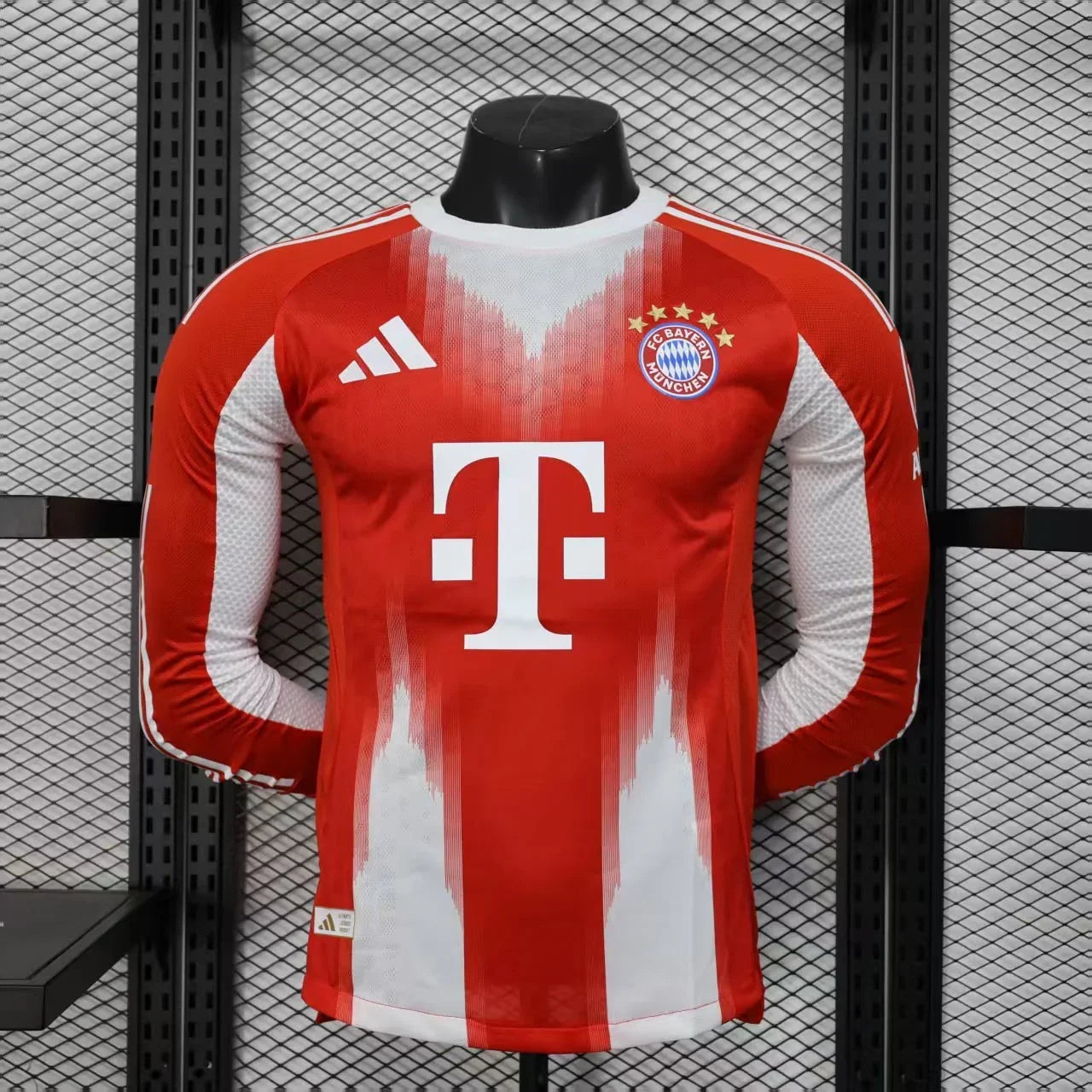 Maillot Bayern Munich manches longues 2025-26 de Le 12 -ème Maillot, vue de face avec logo et détails du tissu.