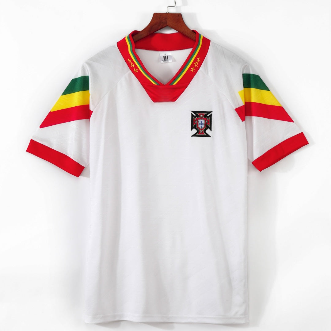 Maillot extérieur rétro du Portugal 1992-1994, marque Le 12 -ème Maillot, en tissu avec design vintage et couleurs nationales.