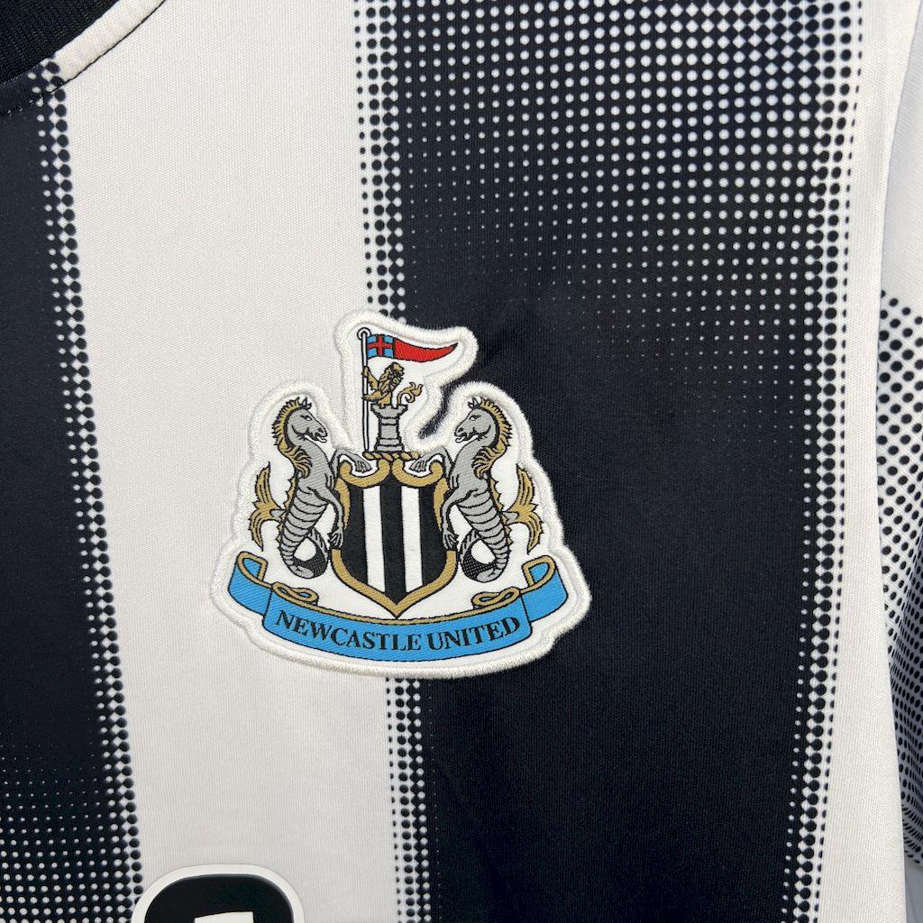 Maillot Newcastle 2025-26 Le 12 -ème Maillot, jersey de football avec logo et design officiel, vue frontale.