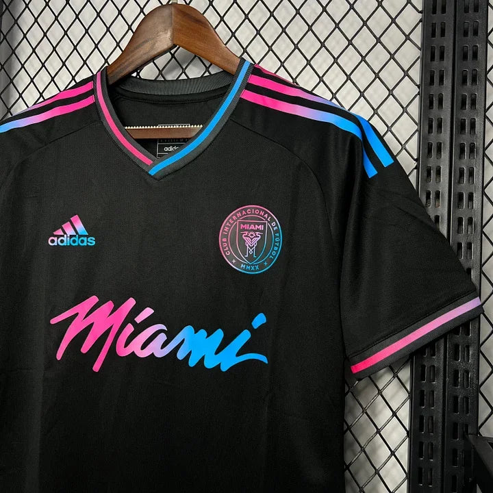 Maillot de football Inter Miami 2024-2025, concept, de la marque Le 12 -ème Maillot, vue de face avec logo et design moderne