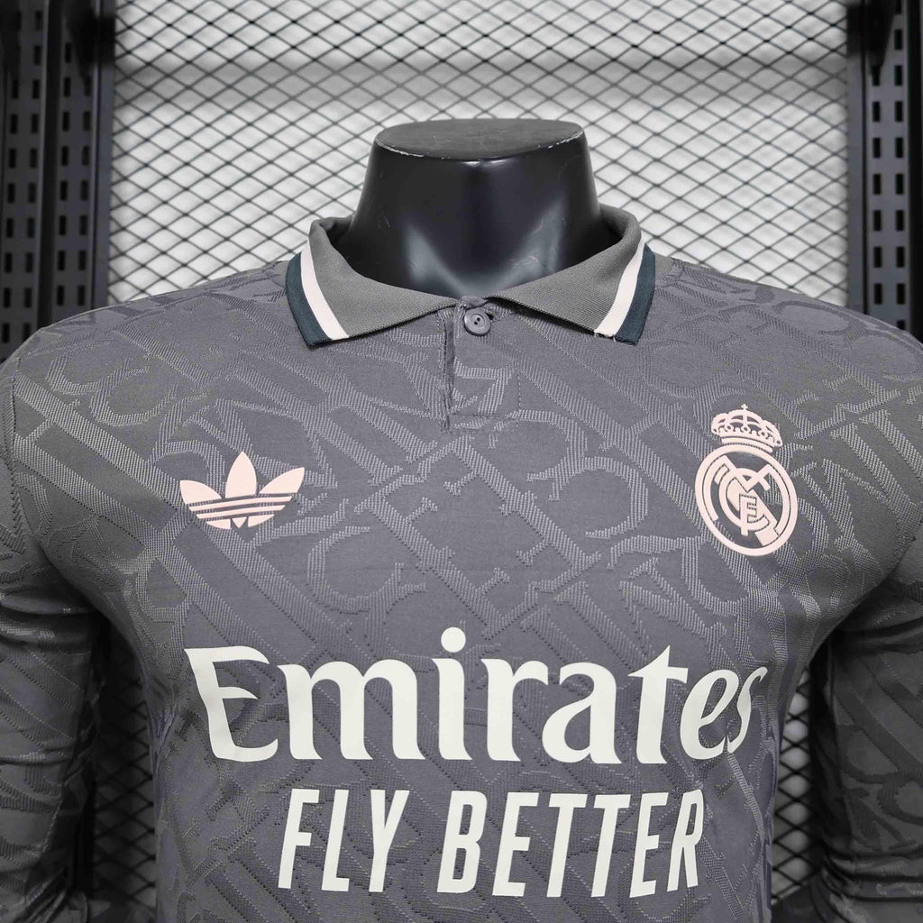 Maillot manches longues Real Madrid 2024-25 Le 12 -ème Maillot, logo du club et design officiel visible sur le maillot blanc