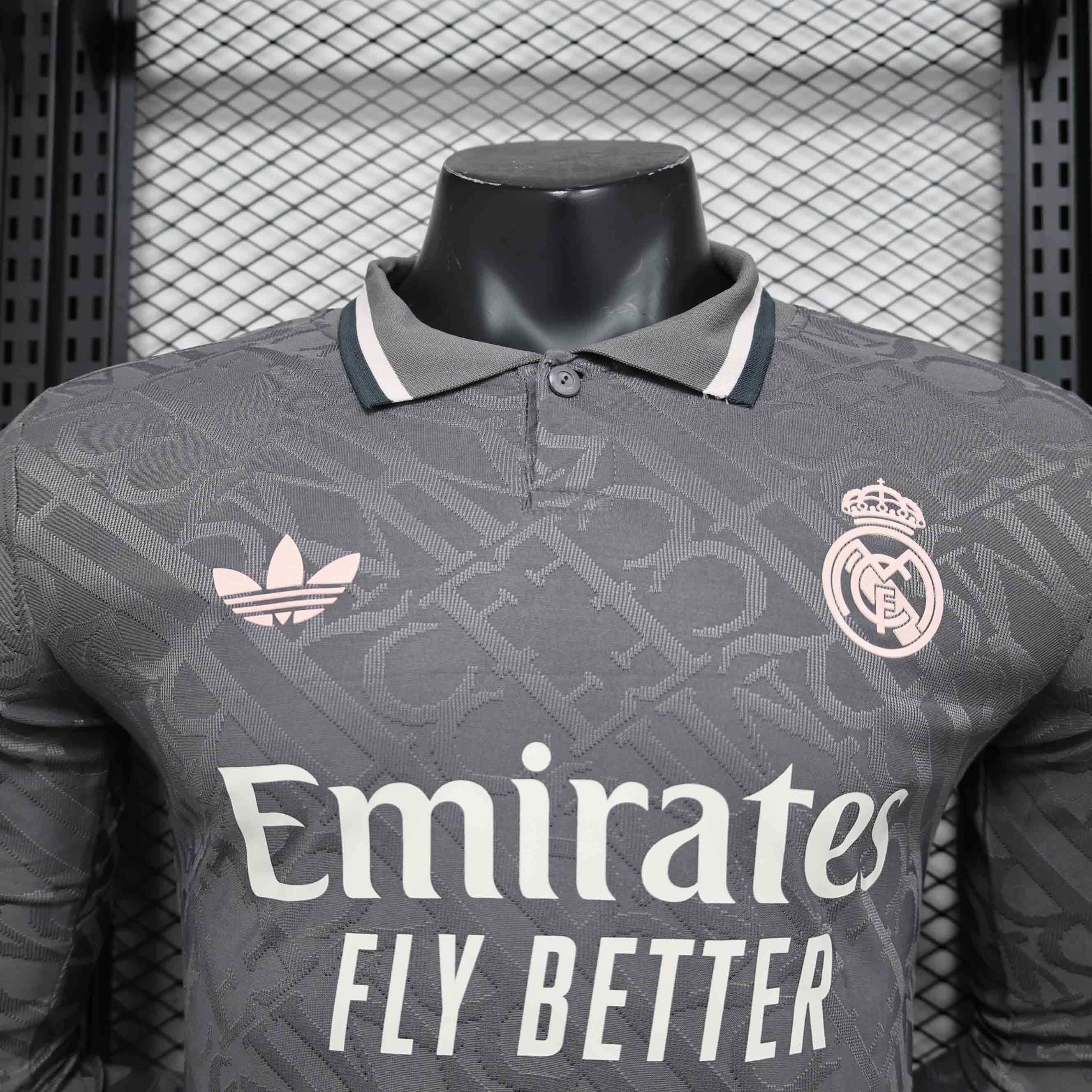 Maillot manches longues Real Madrid 2024-25 Le 12 -ème Maillot, logo du club et design officiel visible sur le maillot blanc