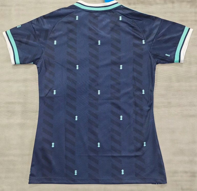 Maillot extérieur femme Allemagne 25/26, marque Le 12 -ème Maillot, en tissu sportif avec logo et détails en bleu et blanc.