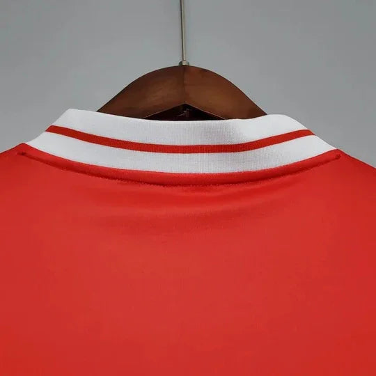 Maillot rétro Liverpool 1984 de la marque Le 12 -ème Maillot, vue en gros plan avec logo et détails du maillot.