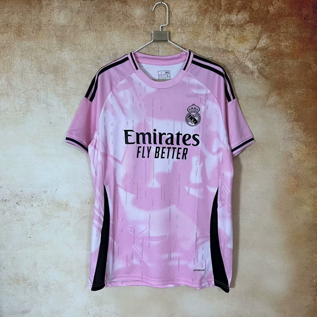 Maillot rose Real Madrid 25/26, maillot de football Le 12 -ème Maillot, devant avec logo et détails de l'équipe.