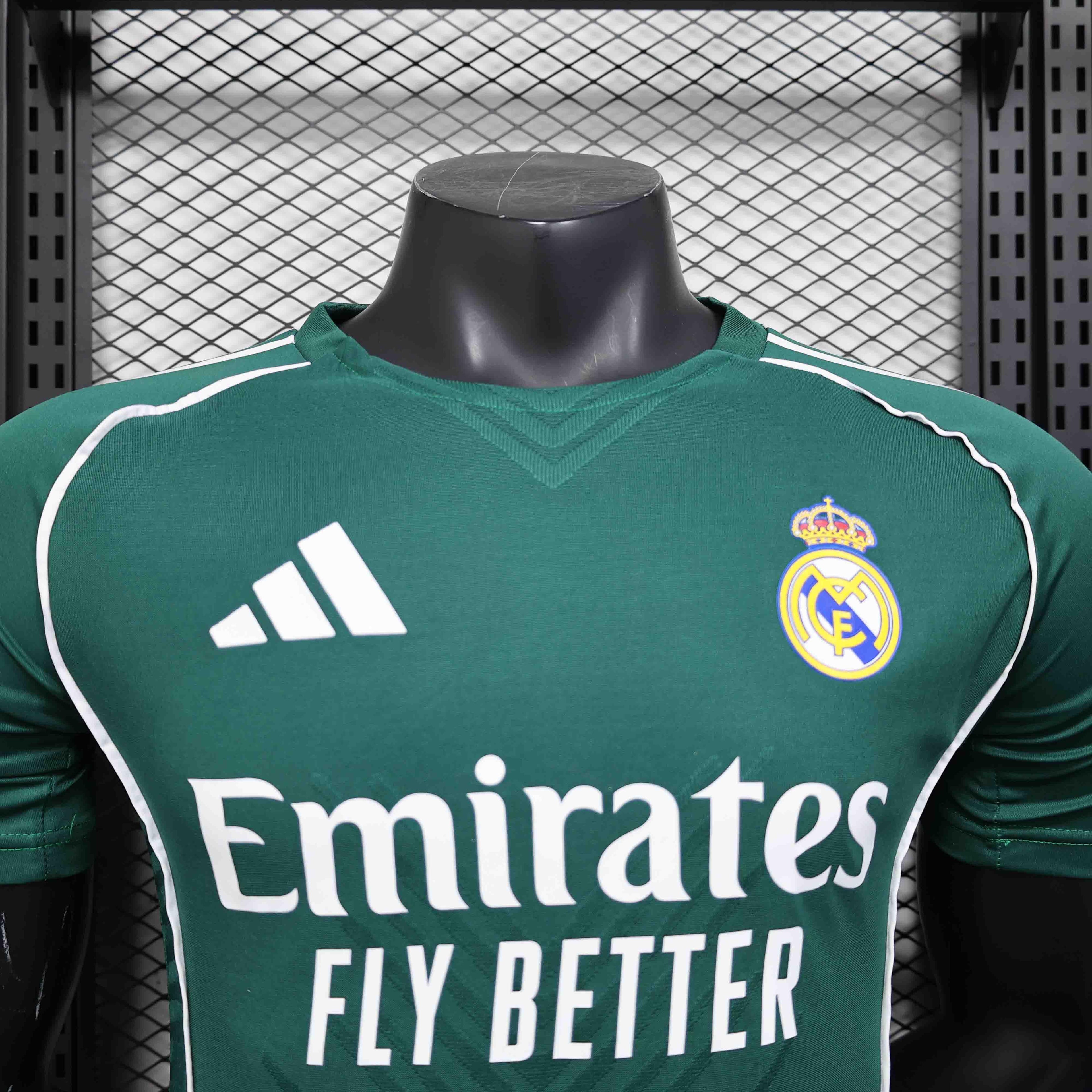 Maillot concept Real Madrid 2025-26, maillot de football Le 12-ème Maillot, vue de face avec logo et design moderne
