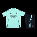 Ensemble Réal Madrid de Le 12 -ème Maillot, maillot de football blanc avec logo du club et détails bleus.
