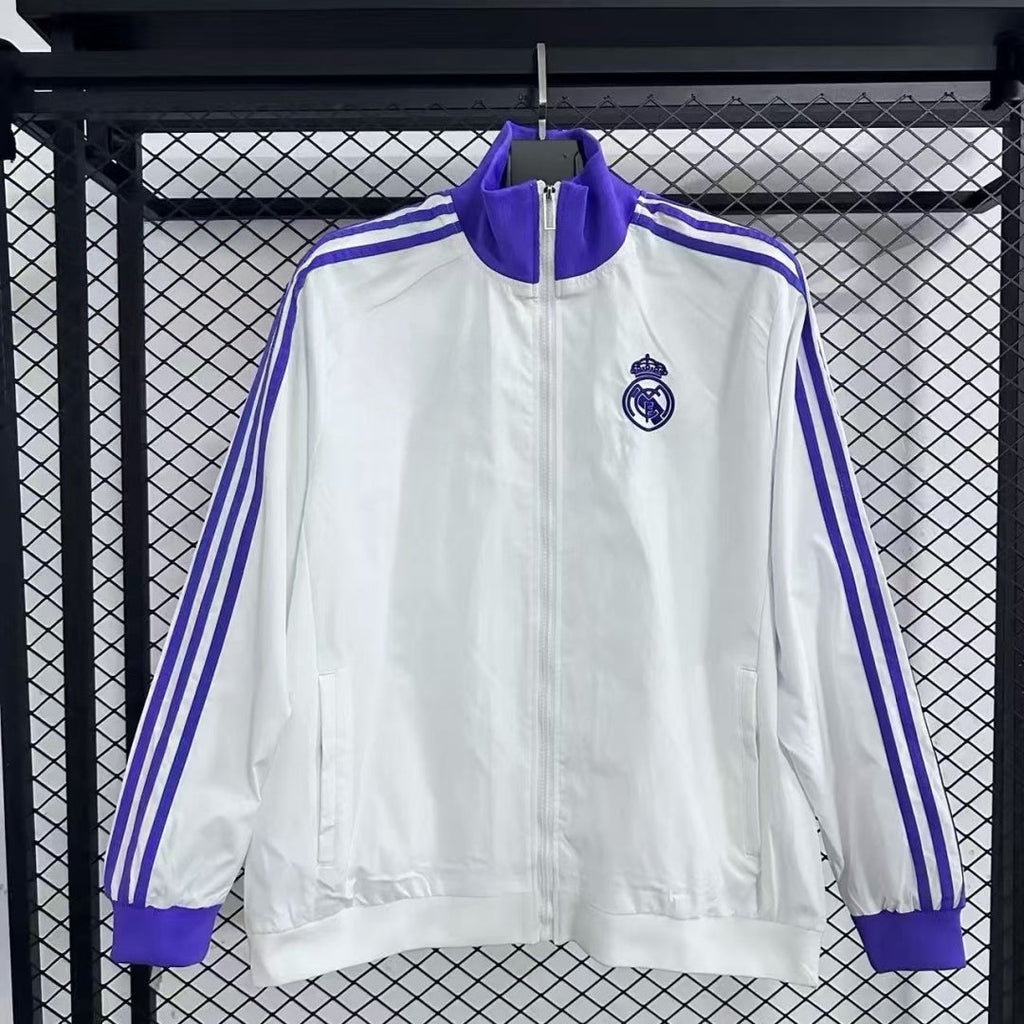 Veste coupe-vent réversible Real Madrid Le 12 -ème Maillot, tissu léger avec logo du club visible sur la veste.