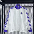 Veste coupe-vent réversible Real Madrid Le 12 -ème Maillot, tissu léger avec logo du club visible sur la veste.