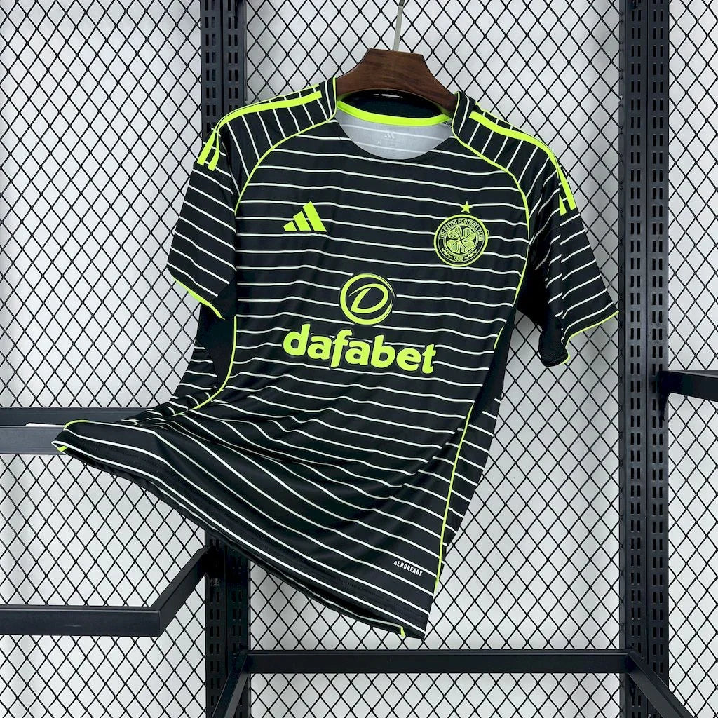 Maillot extérieur Celtic 2025-26 de Le 12-ème Maillot, maillot de football vert avec logo de l'équipe.