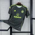 Maillot extérieur Celtic 2025-26 de Le 12-ème Maillot, maillot de football vert avec logo de l'équipe.