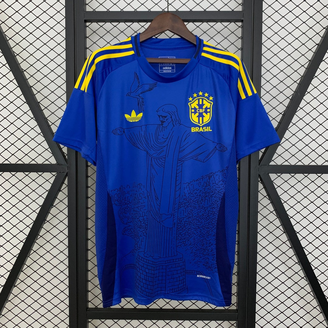 Maillot de football Brésil Spécial 25/26 en bleu, modèle Le 12, vue de face avec logo et détails du maillot.