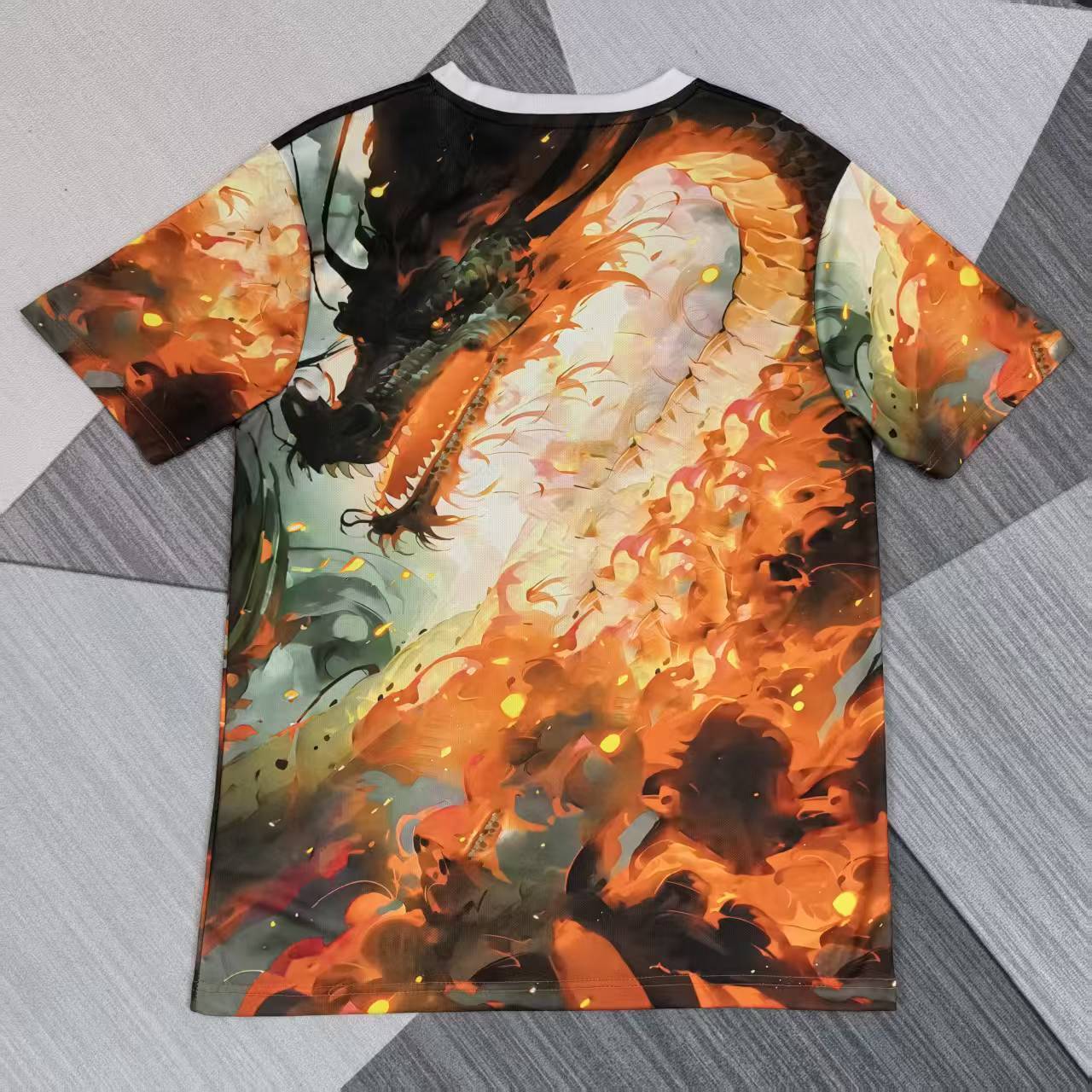Maillot pour enfants 25/26 ans Le 12 -ème Maillot, jaune avec motif inspiré de l'anime japonais, vue de face.
