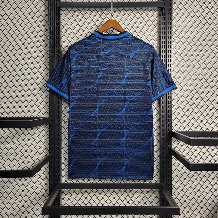 Maillot extérieur Chelsea saison 2023-2024 Le 12 -ème Maillot, maillot de football bleu avec logo Chelsea et détails de la saison.