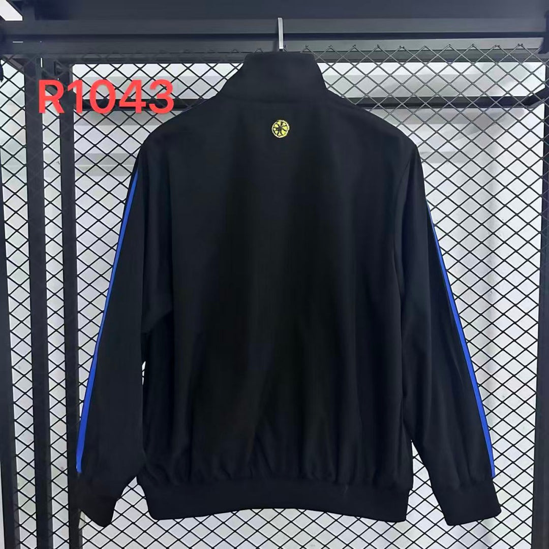 Veste coupe-vent réversible Manchester United Le 12 -ème Maillot, tissu léger avec logo de l'équipe visible sur la veste