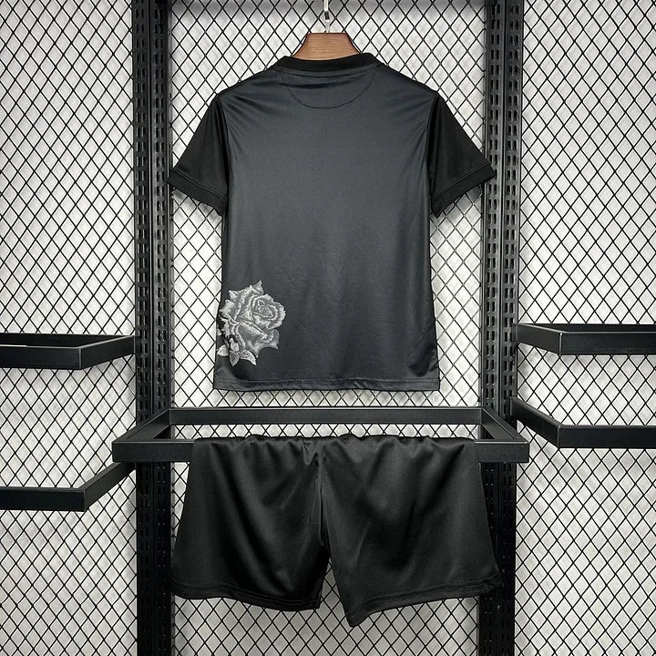 Kit enfant Real Madrid Le 12, maillot de football pour jeunes avec logo du club et détails officiels, vue de face.