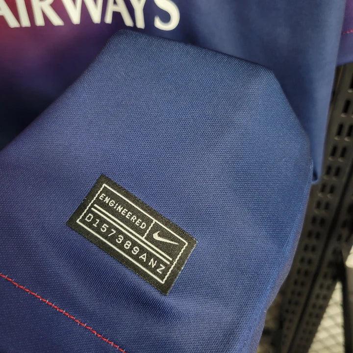 Maillot d'entraînement Le 12 Paris 2023-2024, maillot de sport bleu avec logo et détails graphiques.